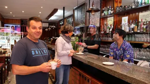 Clients a una barra d'un de Sort prenent el caf&egrave; el 8 de juny del 2020. (horitzontal)