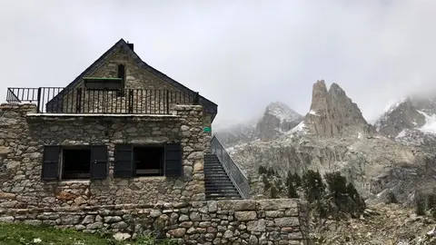 Panor&agrave;mica del refugi d'Amitges, al Parc Nacional d'Aig&uuml;estortes, el 9 de juny del 2020. (horitzontal)