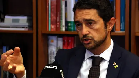 Primer pla del conseller de Territori i Sostenibilitat, Dami&radic;&dagger; Calvet, durant una entrevista amb l'ACN, l'1 d'agost del 2019 (horitzontal)