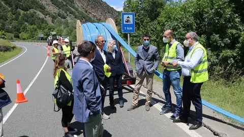 Pla general de la visita del conseller de Pol&iacute;tiques Digitals i Administraci&oacute; P&uacute;blica, Jordi Puigner&oacute;, al desplegament de la fibra &ograve;ptica a Llavors&iacute;, al Pallars Sobir&agrave;, el dia 10 de juny del 2020. (horitzontal)