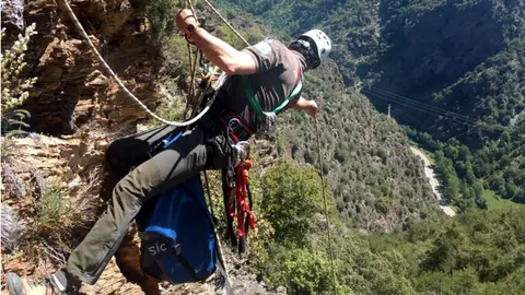 Imatge de la intervenci&oacute; de personal especialitzat en treballs verticals i manipulaci&oacute; d'aus salvatges col&middot;locant les c&agrave;meres a un niu d'&agrave;guila daurada al municipi de T&iacute;rvia. (vertical)