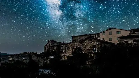 Panor&agrave;mica del cel de Vilaller a la nit. (horitzontal)