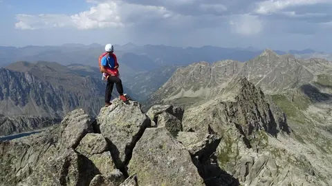 Pla general d'una persona fent alpinisme a la Vall de Bo&iacute;. (horitzontal)