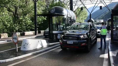 Pla de detall d'un cotxe a punt de sortir d'Andorra per la frontera d'Espanya, el primer dia que est&agrave; oberta per ciutadans andorrans i residents del pa&iacute;s. Imatge del 12 de juny de 2020 (Horitzontal).
