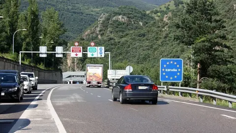 Pla general de cotxes entrant a la regi&oacute; sanit&agrave;ria de l'Alt Pirineu i Aran procedents d'Andorra, el primer dia que la frontera d'Espanya est&agrave; oberta per ciutadans andorrans i residents del pa&iacute;s. Imatge del 12 de juny de 2020 (Horitzontal).