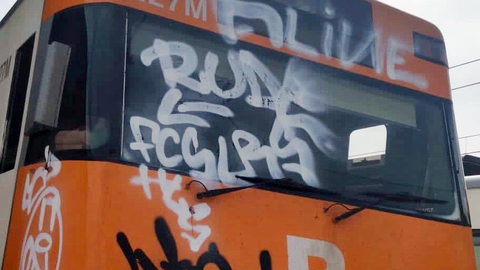 El grafiti al vidre de la cabina que ha impedit circular el tren de la l&iacute;nia de Puigcerd&agrave;, el 14 de juny del 2020 (Horitzontal). 