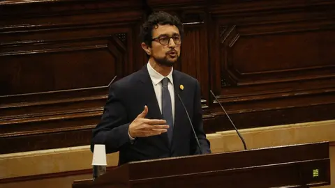 Pla mitj&agrave; del conseller de Territori i Sostenibilitat, Dami&agrave; Calvet, intervenint al ple del Parlament del 17 de juny de 2020 (Horitzontal)