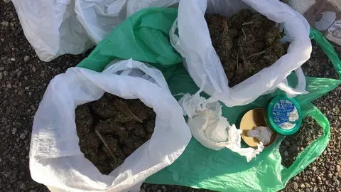 Imatge de la marihuana i la coca&iuml;na intervinguda pels Mossos al vehicle en qu&egrave; anaven els dos detinguts, el 12 de juny del 2020. (Horitzontal)
