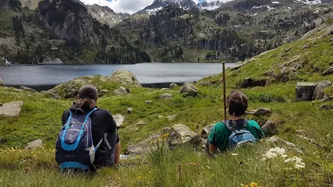 Imatge de dos excursionistes al llac de Colomers, al municipi de Naut Aran. (horitzontal)