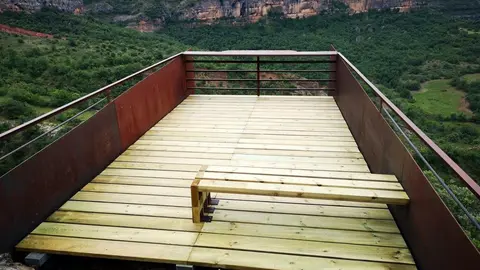 Pla de detall del mirador dels voltors a la Terreta ja reparat. (horitzontal)
