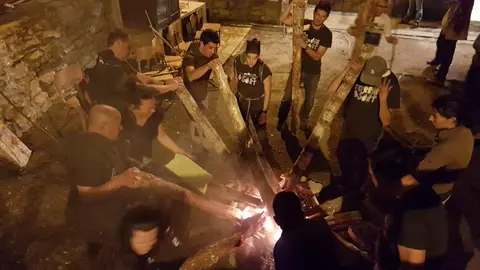Pla obert dels fallaires cremant les falles a Sort, el 20 de juny de 2020. (Horitzontal)