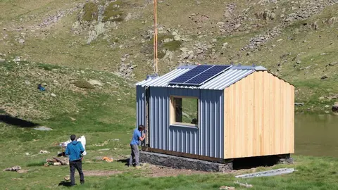 Pla general de la cabana de pastor al municipi de Lladorre ja constru&iuml;da el 22 de juny del 2020. (horitzontal)