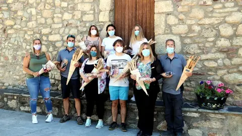 La Comissi&oacute; de festes de Vilaller i la brigada municipal preparats per repartir el lot de falles, coca i vi a tots els ve&iuml;ns del poble el 23 de juny del 2020. (horitzontal)