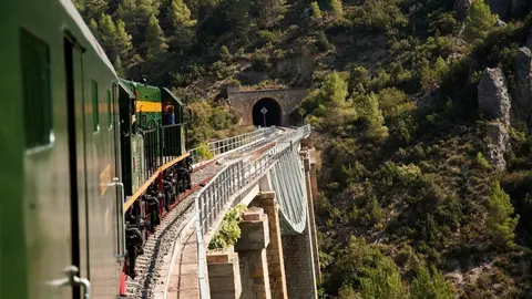 Pla obert on es veu part del tren hist&ograve;ric del Tren dels Llacs a punt d'entrar a un dels t&uacute;nels de la l&iacute;nia Lleida-la Pobla de Segur. Imatge facilitada per FGC el 25 de juny de 2020 (Horitzontal).