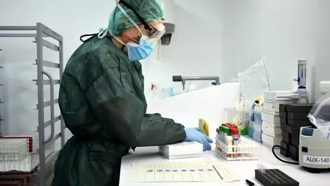 An&agrave;lisi de proves de PCR per detectar la pres&egrave;ncia del coronavirus a la seu del Laboratori Clinic de l'ICS a Girona. Imatge cedida el 19 de juny del 2020 (Horitzontal) 