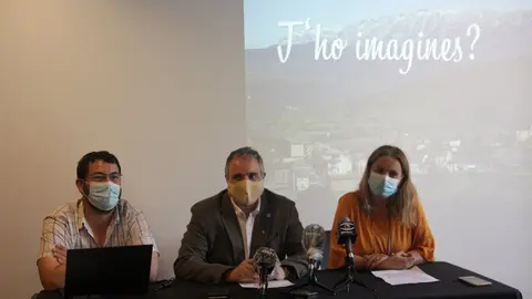 Pla mitj&agrave; de l'alcalde de la Seu d'Urgell, Jordi F&agrave;brega, (centre) amb el vicealcalde, Francesc Viaplana, i la tinent d'alcalde de Promoci&oacute; de la ciutat, Mireia Font, presentant l'audiovisual de turisme de l'Alt Urgell, el 29 de juny de 2020 (Horitzontal)