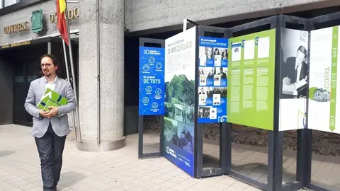 Pla obert del secretari d'Estat andorr&agrave; d'Afers Europeus, Landry Riba, davant els plafons que commemoren els 30 anys de l'acord duaner entre Andorra i la Uni&oacute; Europea. Imatge de l'Ag&egrave;ncia de Not&iacute;cies Andorrana (ANA) del 29 de juny de 2020 (Horitzontal).