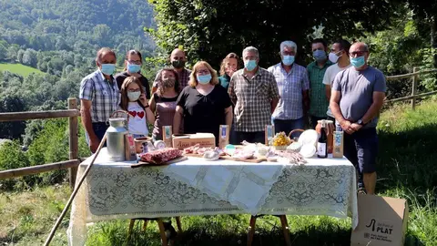 Pla obert on es veuen els productors de l'entorn del Parc Natural de l'Alt Pirineu que s'han unit en una associaci&radic;&ge; darrere una taula on hi han alguns dels productes que elaboren. Imatge del 30 de juny de 2020 (Horitzontal).