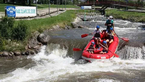 Pla general d'una embarcaci&oacute; de r&agrave;fting amb una fam&iacute;lia provinent de Sollana (Ribera Baixa), baixant pel canal d'aig&uuml;es braves del Parc del Segre el dia de reobertura per al p&uacute;blic general despr&eacute;s de la covid-19, l'1 de juliol de 2020 (Horitzontal).