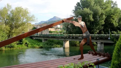 Pla de detall de l'escultura dedicada als raiers que s'ha instal&middot;lat a el Pont de Claverol. Imatge del 2 de juliol del 2020. (horitzontal)
