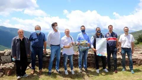 Els responsables del Parc Pirinenc de les Tres Nacions amb el mapa guia que han presentat al despoblat de Santes Creus de Llagunes el 3 de juliol del 2020. (horitzontal)
