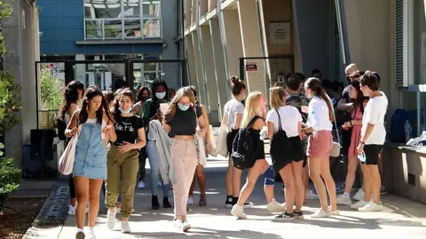 Pla general d'alumnes que s'han examinat de la selectivitat a Tremp despr&eacute;s de fer el primer examen el 7 de juliol del 2020. (horitzontal)