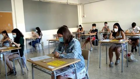 Un aula amb alumnes preparats per examinar-se de selectivitat a Tremp el 7 de juliol del 2020. (horitzontal)