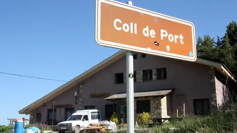 Pla obert on es veu en primer terme un cartell de la carretera que indica l'arribada al Coll de Port i, al fons, el refugi que porta el mateix nom i que l'Ajuntament de Josa i Tuix&eacute;n est&agrave; en proc&eacute;s d'arrendament, el 23 de juny de 2020 (Horitzontal).