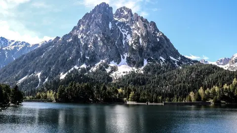 El cim dels Encantats amb l'estany de Sant Maurici als peus, al Parc Nacional d'Aig&uuml;estortes el 7 de maig del 2020. (horitzontal)