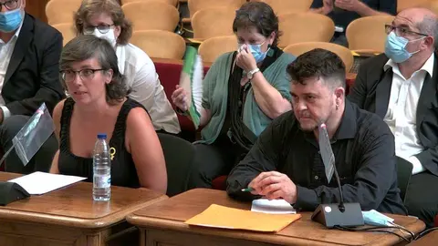 peu de foto: Pla mitj&agrave; de l'exdiputada de la CUP Mireia Boya declarant al TSJC al costat del seu traductor d'aran&egrave;s, 21-7-20 (horitzontal).