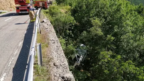 Imatge cedida pels Bombers d'una furgoneta penjada en uns arbres despr&eacute;s de caure per un barranc el 21 de juliol del 2020. Pla general. (Horitzontal)