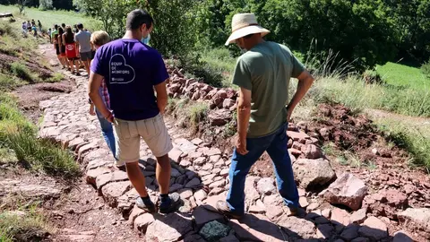 Un grup de persones caminant pel tram de cam&iacute; de la Davallada de Llagunes, al Pallars Sobir&agrave;, que s'ha recuperat. Imatge del 24 de juliol del 2020. (horitzontal)
