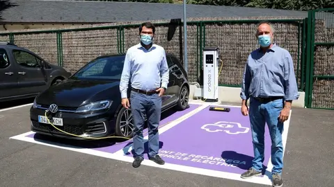 Ferran Menescal, responsable de mobilitat el&egrave;ctrica d'Endesa X a Catalunya, i Josep Vidal, alcalde de Llavors&iacute;, davant els dos punts de rec&agrave;rrega de Llavors&iacute;. Imatge del 24 de juliol del 2020. (horitzontal)