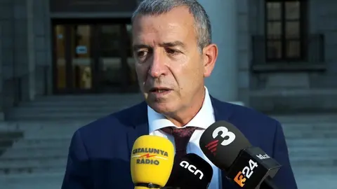 Pla mitj&agrave; del s&iacute;ndic d'Aran, Paco Boya, en una atenci&oacute; als mitjans a la sortida del Ministeri de Transici&oacute; Ecol&ograve;gica a Madrid, el 8 d'octubre del 2019 (horitzontal)