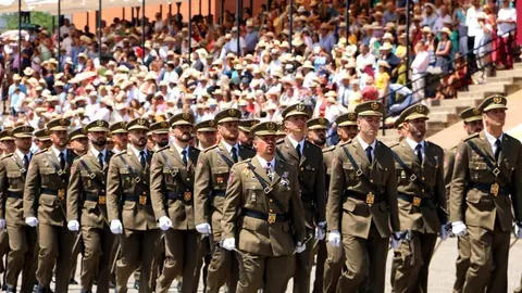 Els nous sergents sortits de l'Acad&egrave;mia militar de Talarn desfilant. Imatge del 5 de juliol del 2019. (horitzontal)