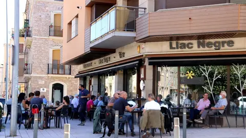 Pla general de la terrassa d'un bar/restaurant de Tremp el 3 d'agost del 2020. (horitzontal)
