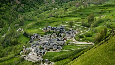 Vista a&egrave;ria de Bagergue, a la Val d'Aran. (Horitzontal)