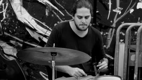 Kike P&eacute;rez bateria