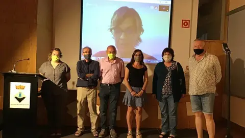 D'esquerra a dreta: Neus Burgu&eacute;s regidora, Pep Coll jurat, Josep Maria Dalmau alcalde de La Torre de Cabdella, Helena Mil&agrave; 3r premi, Gl&ograve;ria Tom&agrave;s 1r premi, Ramon Sistac jurat i Olga Mir&oacute; (online) 2n premi. Imatge del 8 d'agost de 2020. (Horitzontal)