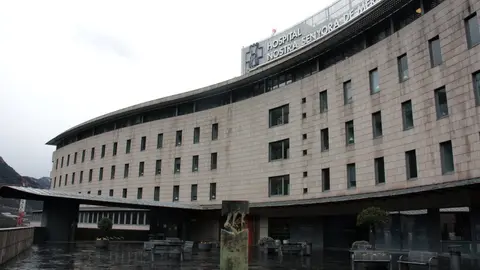 Pla general de l'entrada de l'Hospital Nostra Senyora de Meritxell d'Andorra des de la terrassa d'acc&eacute;s a la recepci&oacute;. Imatge del 2 de mar&ccedil; de 2020 (Horitzontal).
