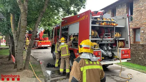 Pla obert on es veuen diverses dotacions dels Bombers que han participat en les tasques d'extinci&oacute; d'un incendi que ha afectat dos habitacions d'un hotel de Fontanals de Cerdanya. Imatge dels Bombers de la Generalitat del 18 d'agost de 2020 (Horitzontal).