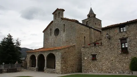 Pla obert de l'entrada de l'esgl&eacute;sia de Santa Maria de Tall&oacute;, a Bellver de Cerdanya. Imatge del 18 d'agost de 2020 (Horitzontal).