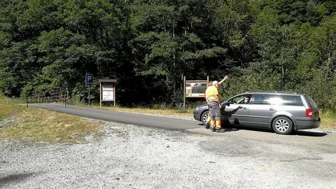 Un vehicle intentant accedir a la zona de l'Artiga de Lin el 20 d'agost del 2020. (horitzontal)