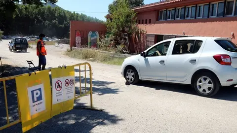 Entrada a l'aparcament de Sal&agrave;s de Pallars a la zona de bany de l'embassament de Sant Antoni. Imatge del 20 d'agost del 2020. (horitzontal)