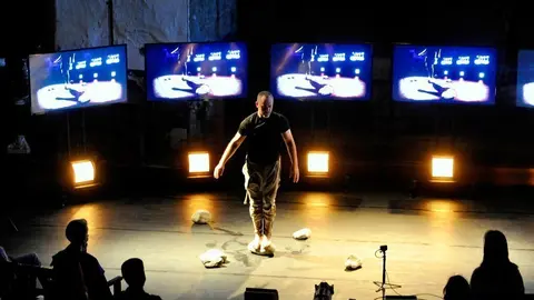 Pla obert del ballar&iacute; i core&ograve;graf Roberto Olivan durant l'espectacle inaugural del 29&egrave; Dans&agrave;neu, el 23 d'agost de 2020. (Horitzontal)