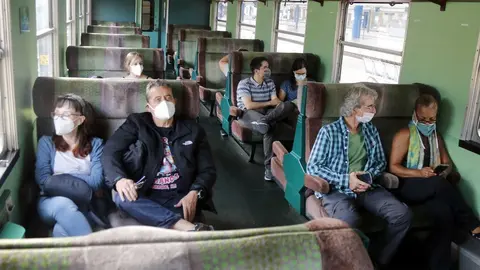 Pla obert de d'un grup de passatgers en un dels combois del Tren dels Llacs, el 29 d'agost de 2020. (Horitzontal)