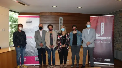 Pla obert de la vicepresidenta de l&rsquo;IEI, Estefania Rufach, i la presidenta del Consell Comarcal de l&rsquo;Alta Ribagor&ccedil;a i alcaldessa de Vilaller, Maria Jos&eacute; Erta, i altres autoritats, presentant el nou festival 'Errant', el 31 d'agost de 2020 (Horitzontal).