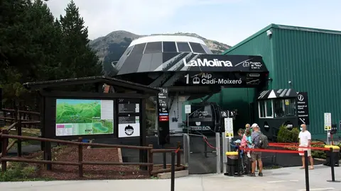 Pla obert on es veuen diverses persones a punt de pujar al telecabina de La Molina per anar fins al refugi del Niu de l'&Agrave;liga, a 2.537 metres d'altitud. Imatge del 28 d'agost de 2020 (Horitzontal).