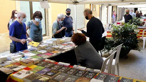 Pla general de diverses persones mirant llibres en una parada de la 24a Fira del Llibre del Pirineu a Organy&agrave;, el 5 de setembre de 2020. (Horitzontal)
