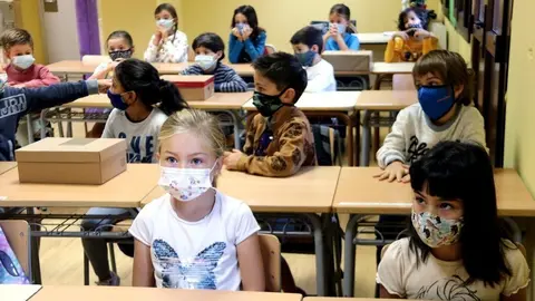 Panor&agrave;mica d'una aula amb tots els alumnes amb mascareta a l'escola de Salard&uacute;, a la Val d'Aran, el 14 de setembre del 2020. (horitzontal)